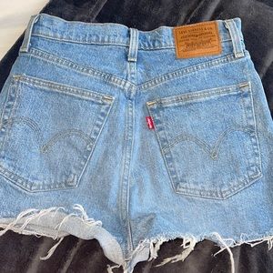 Levi’s rib cage short